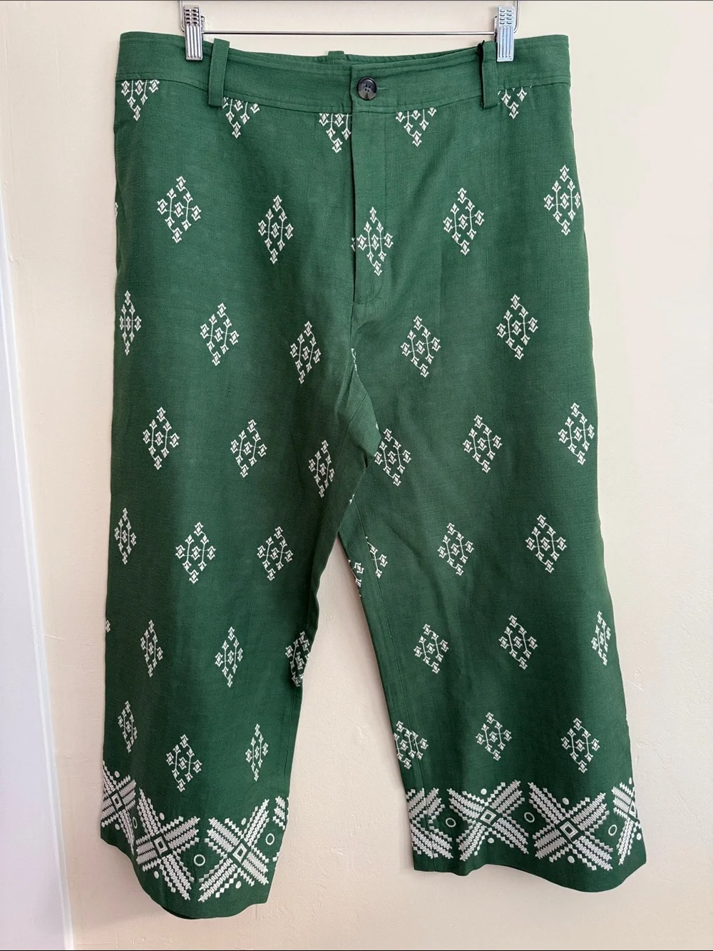 🐝 NWT🐝 LINEN Zara Dark Green Capri Pants with White Geometric Pattern